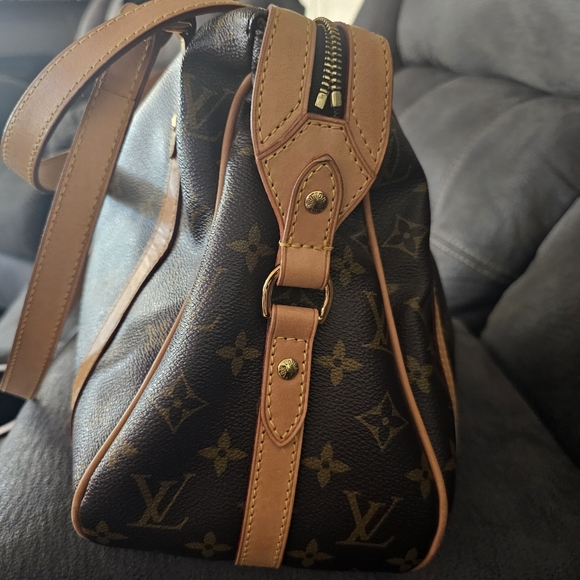 Authentic Louis Vuitton bag - Picture 3 of 9